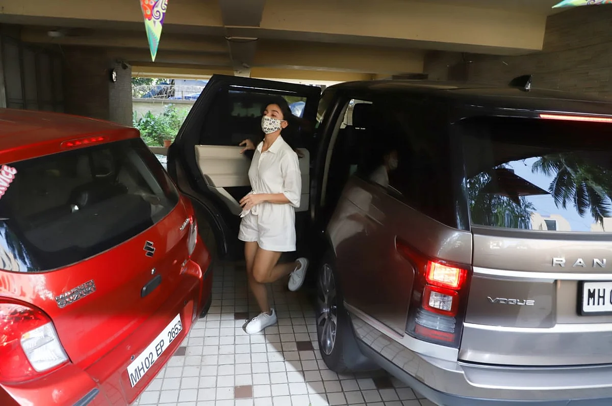 Celebrity Spotting: Kareena Kapoor, Taimur Ali Khan, Alia Bhatt and Ranbir Kapoor captured by shutterbugs
