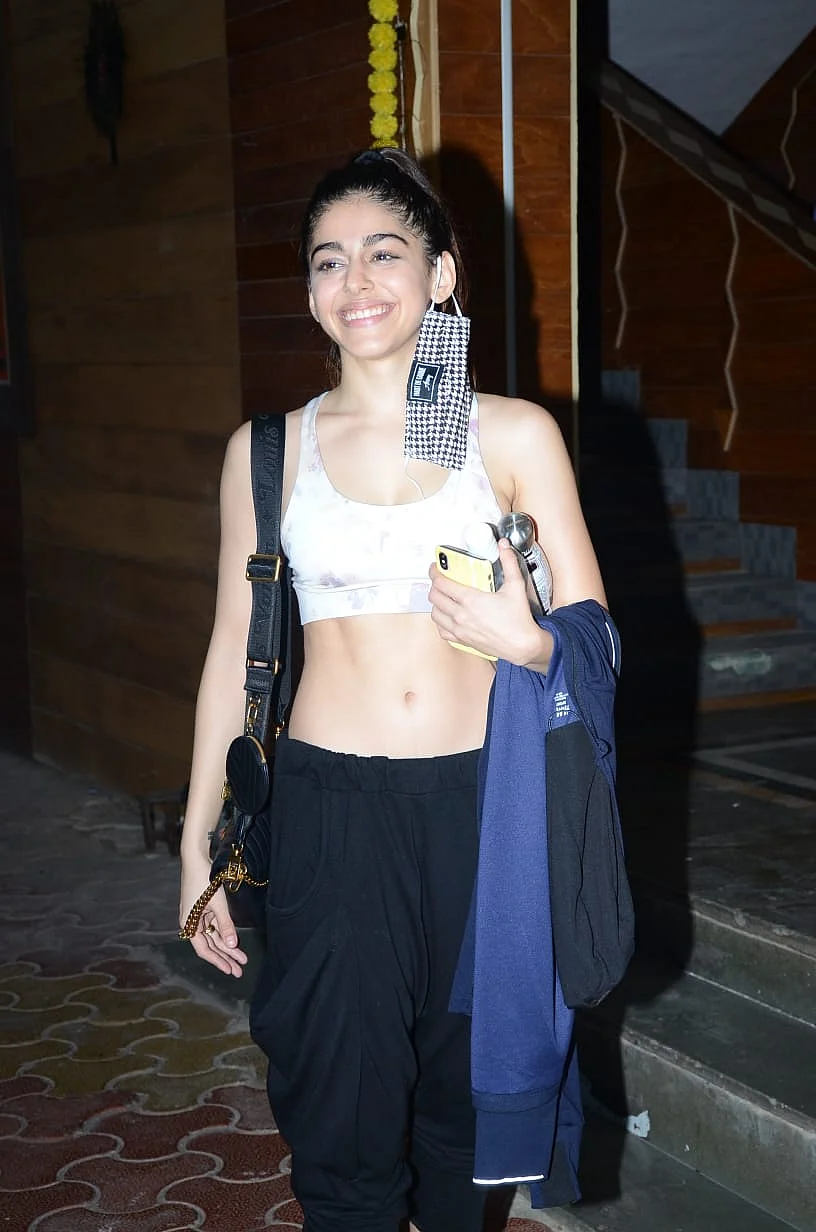 In Pics: Janhvi Kapoor, Ali Fazal, Richa Chaddha, Alaya F and other Bollywood celebs spotted in Mumbai