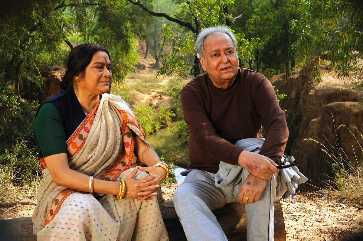 Soumitra Chatterjee and Swatilekha Sengupta in 'Bela Seshe' (2015)