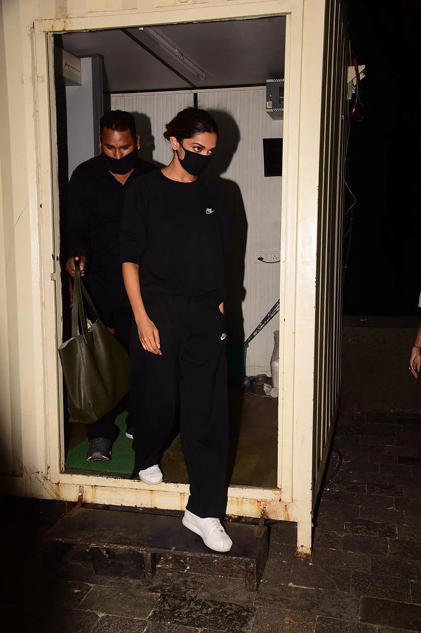 In Pics: Deepika, Ananya, Sidhant spotted at Gateway of India; Ranbir Kapoor arrives back in the bay