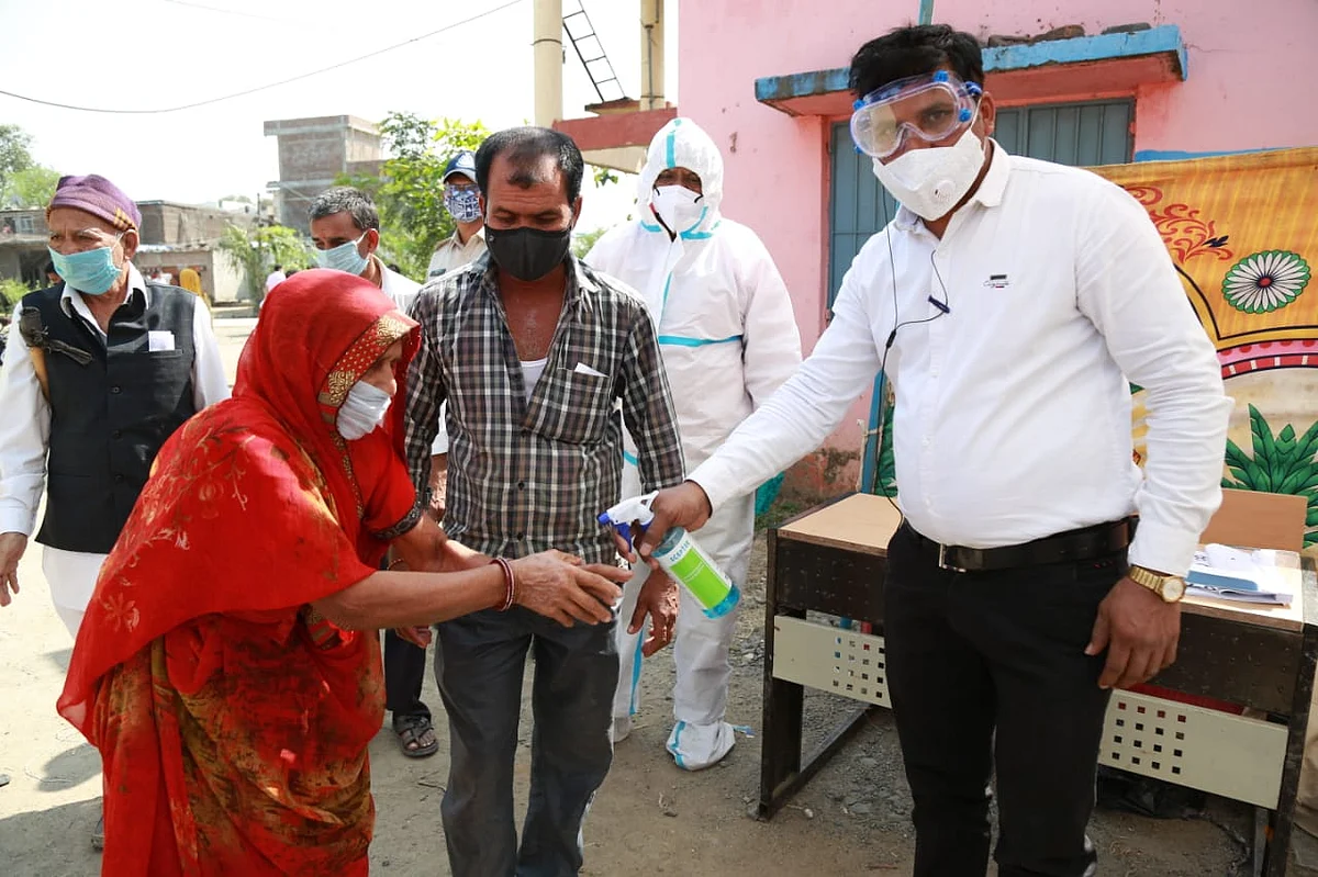 MP Bypolls: Battling coronavirus fear, voters cast votes; last hour reserved for COVID-19 patients