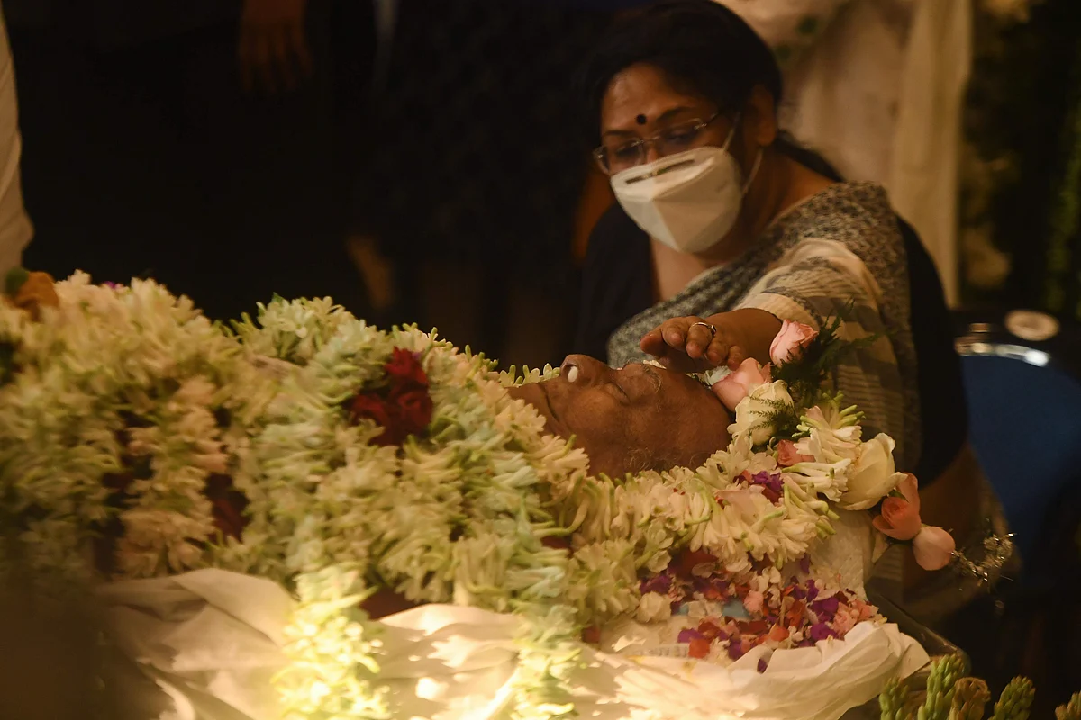 In Pics: Bengal bids tearful farewell to Soumitra Chatterjee