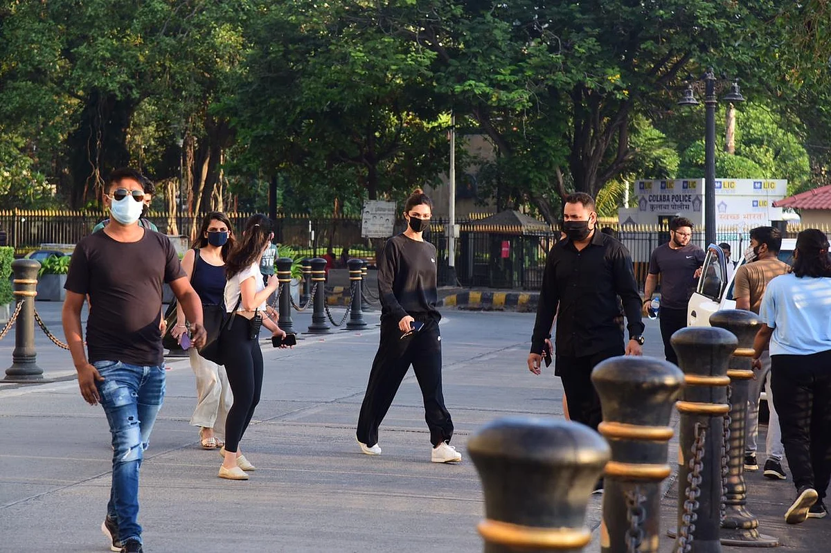 In Pics: Deepika, Ananya, Sidhant spotted at Gateway of India; Ranbir Kapoor arrives back in the bay