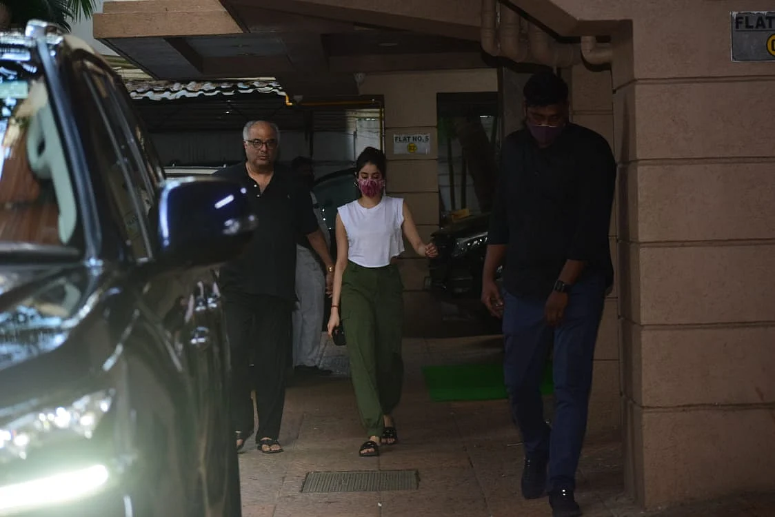 In Pics: Deepika, Ananya, Sidhant spotted at Gateway of India; Ranbir Kapoor arrives back in the bay