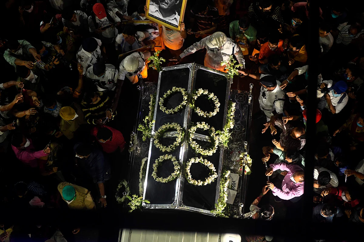 In Pics: Bengal bids tearful farewell to Soumitra Chatterjee
