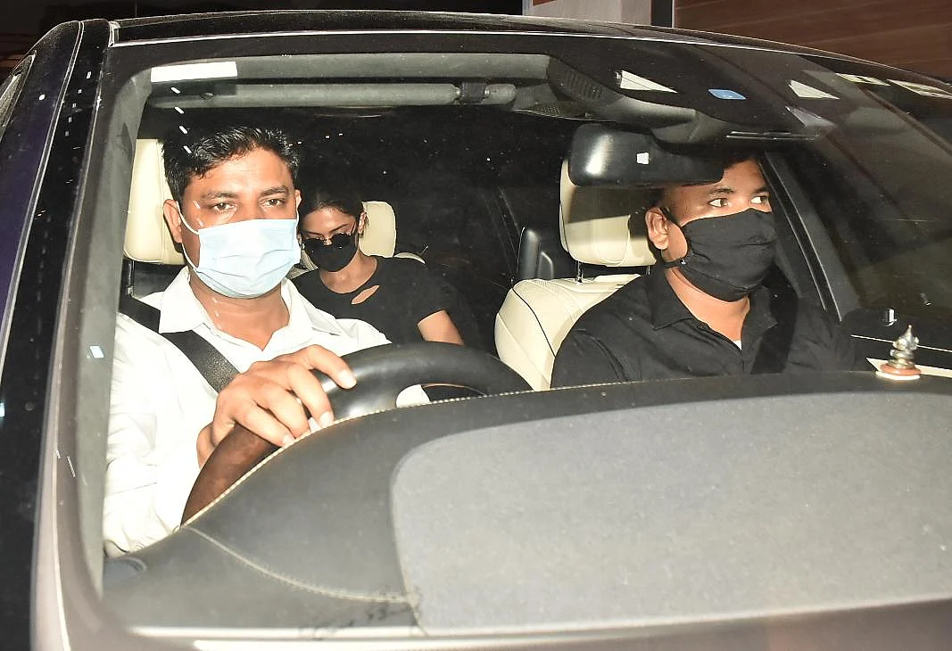 In Pics: Ranbir Kapoor, Deepika Padukone, Malaika Arora and others captured by shutterbugs in Mumbai