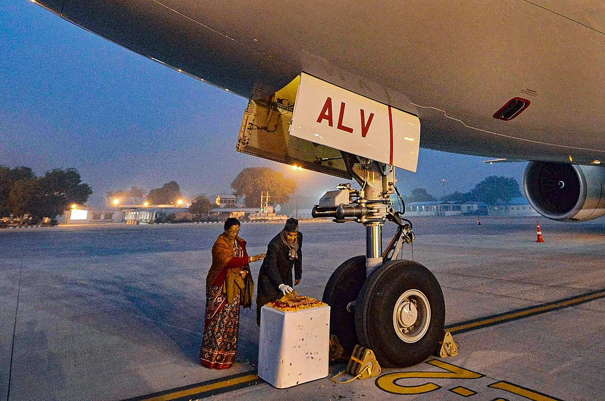 President Ram Nath Kovind and First Lady Savita Kovind before boarding the Air India One ? B777 aircraft for the inaugural flight to Chennai