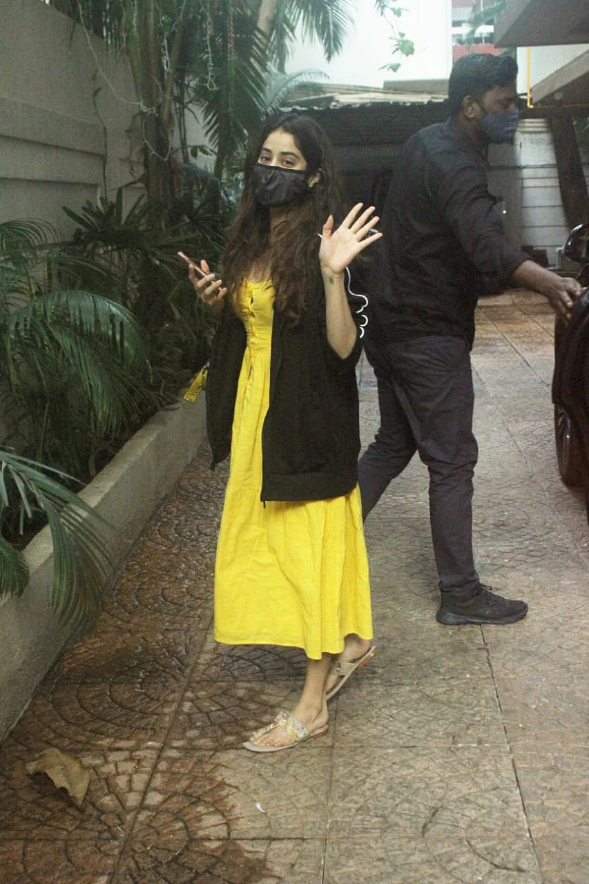 Janhvi Kapoor snapped in Juhu