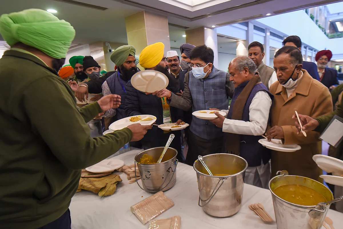 New Delhi: Union Minister for Agriculture & Farmers Welfare Narendra Singh Tomar, Railway Minister Piyush Goyal and Minister of State for Commerce Som Prakash have food with farmers representatives during a meeting over new farm laws, at Vigyan Bhawan in New Delhi, Wednesday, Dec. 30, 2020.