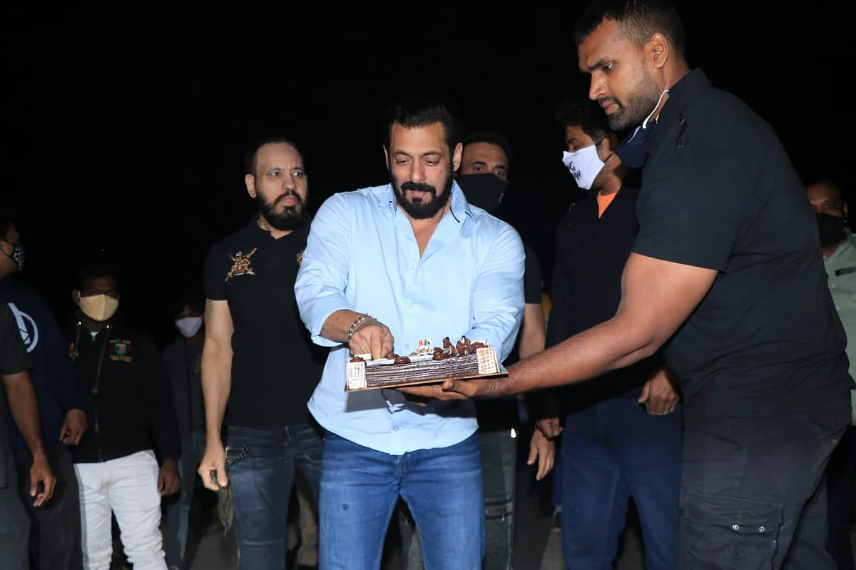 In Pics: Baba Siddique, Zeeshan Siddique, Sunil Grover and others attend Salman Khan's intimate birthday bash