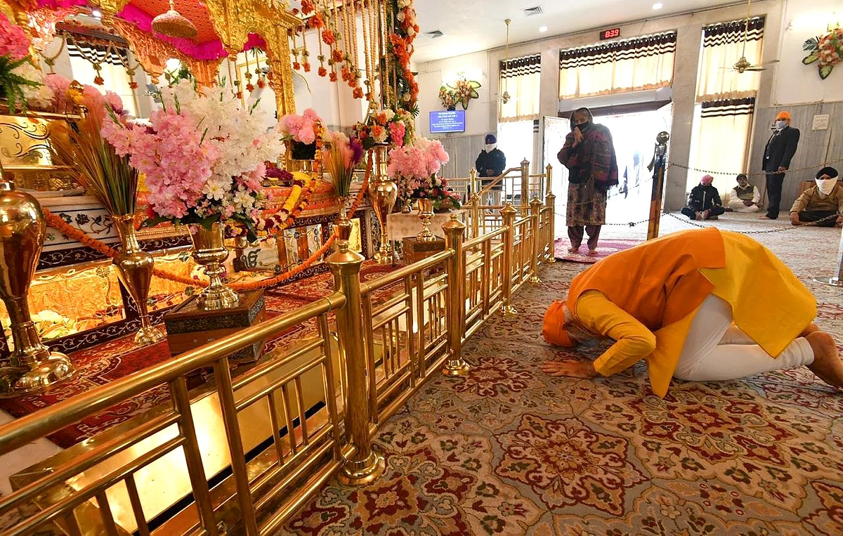Prime Minister Narendra Modi offers prayer at Gurudwara Rakab Ganj Sahib in New Delhi on Sunday.