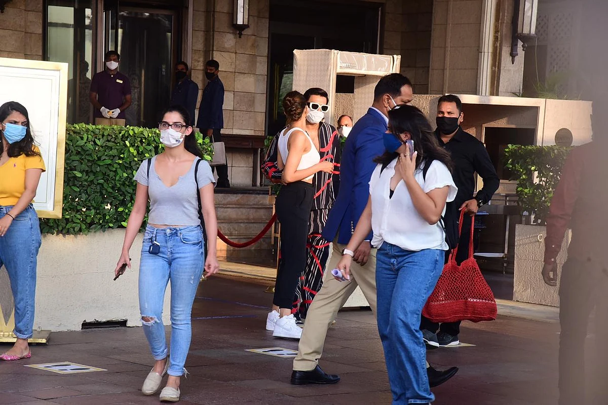 Watch: Doting husband Ranveer Singh sees off Deepika Padukone as she leaves for Alibaug with Sidhant Chaturvedi