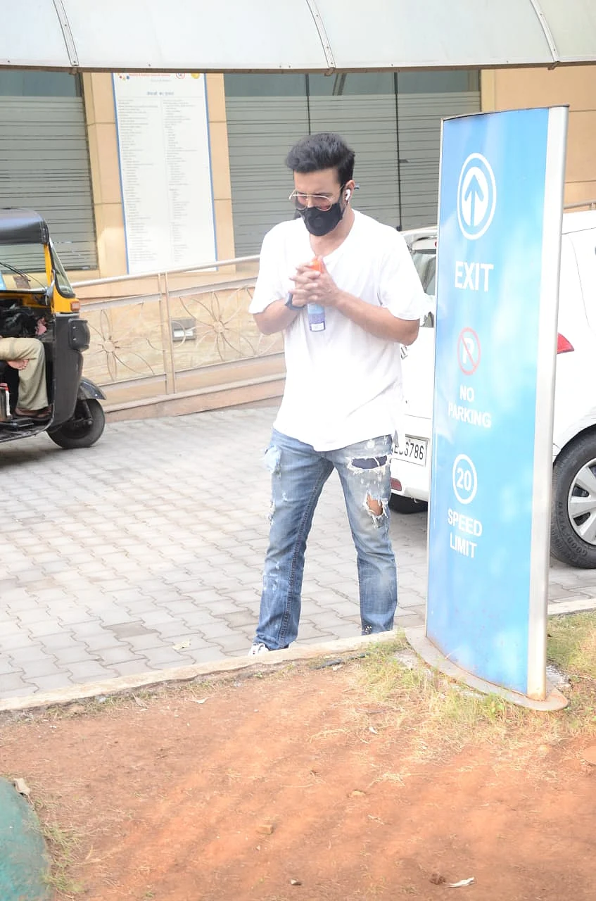 Remo D'Souza suffers heart attack: Lizelle D'Souza, Salman Yusuff Khan and others spotted at Kokilaben hospital; see pics