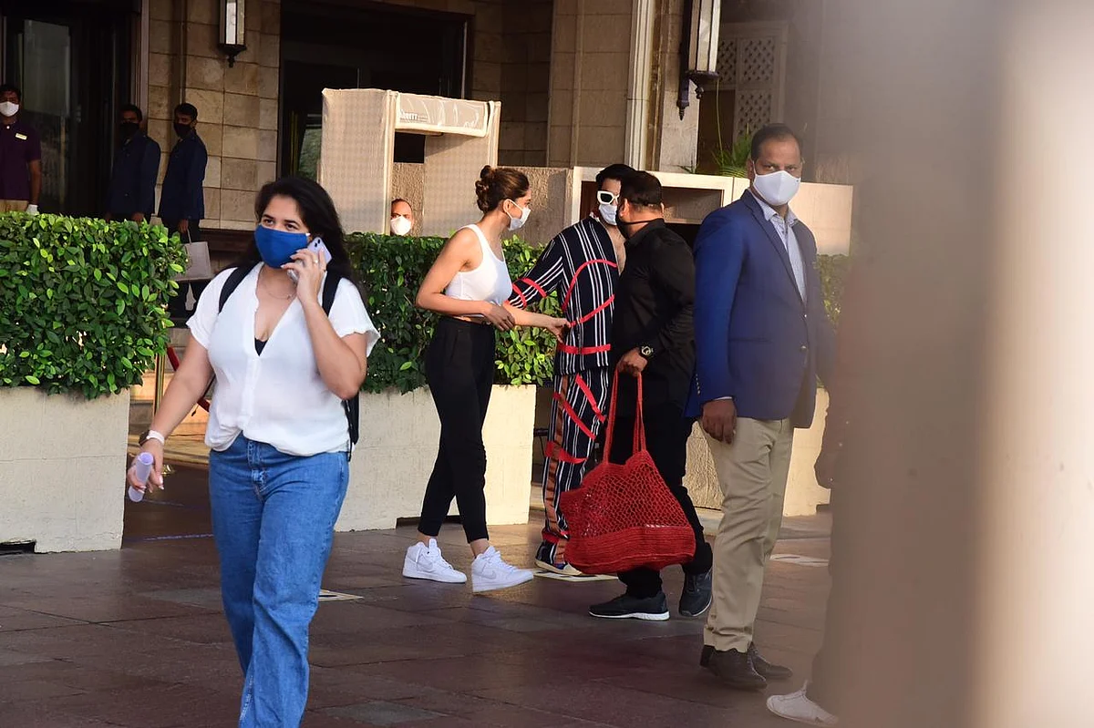 Watch: Doting husband Ranveer Singh sees off Deepika Padukone as she leaves for Alibaug with Sidhant Chaturvedi