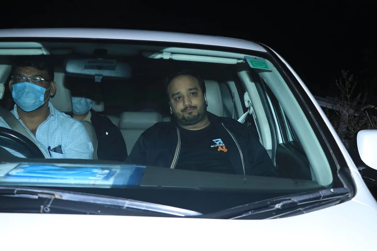 In Pics: Baba Siddique, Zeeshan Siddique, Sunil Grover and others attend Salman Khan's intimate birthday bash