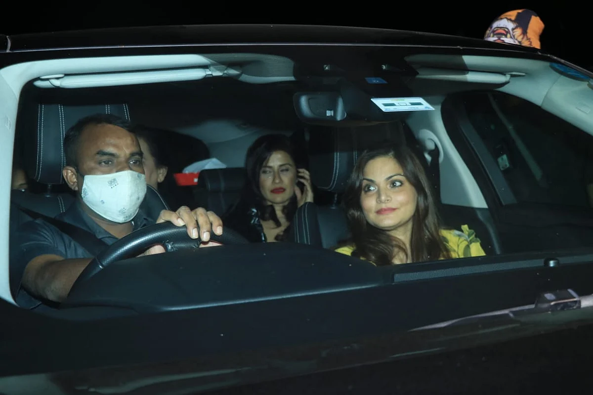 In Pics: Baba Siddique, Zeeshan Siddique, Sunil Grover and others attend Salman Khan's intimate birthday bash