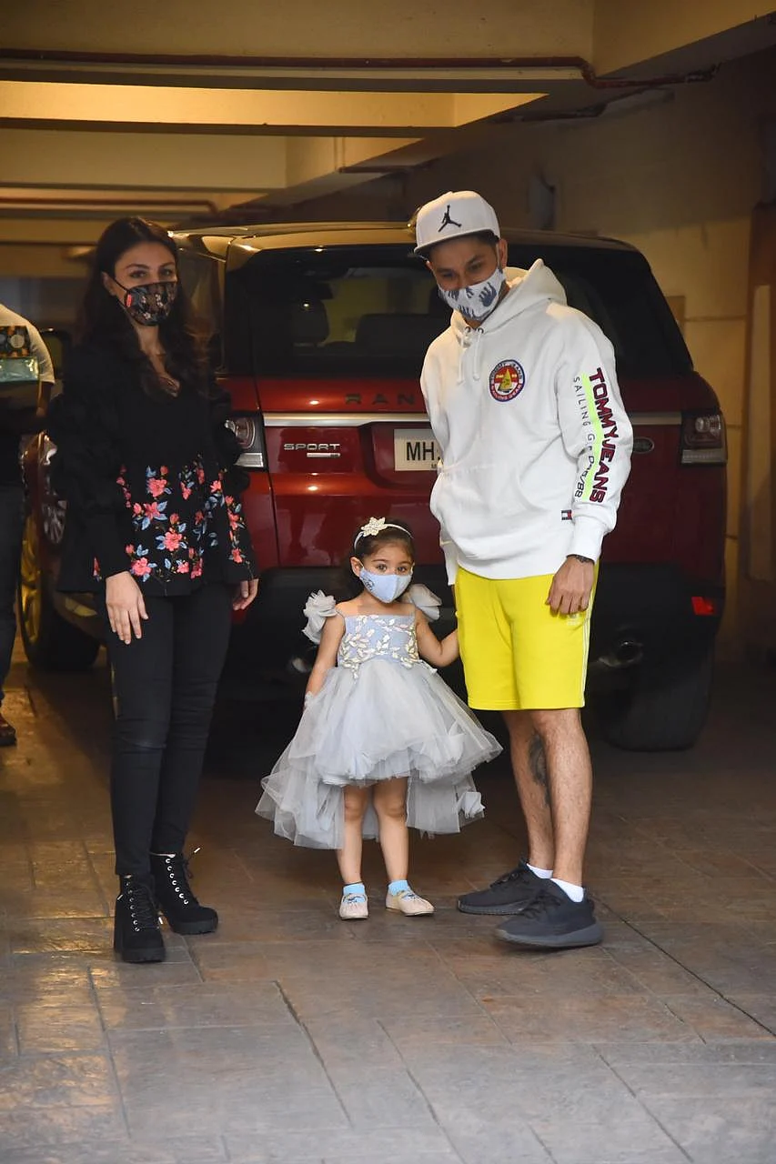 In Pics: Karisma, Babita, Randhir Kapoor and others arrive at Taimur Ali Khan's birthday bash
