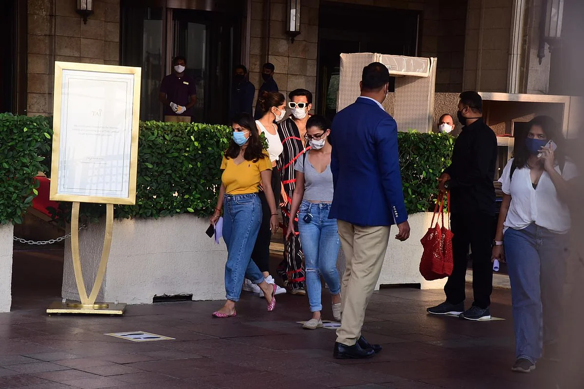 Watch: Doting husband Ranveer Singh sees off Deepika Padukone as she leaves for Alibaug with Sidhant Chaturvedi