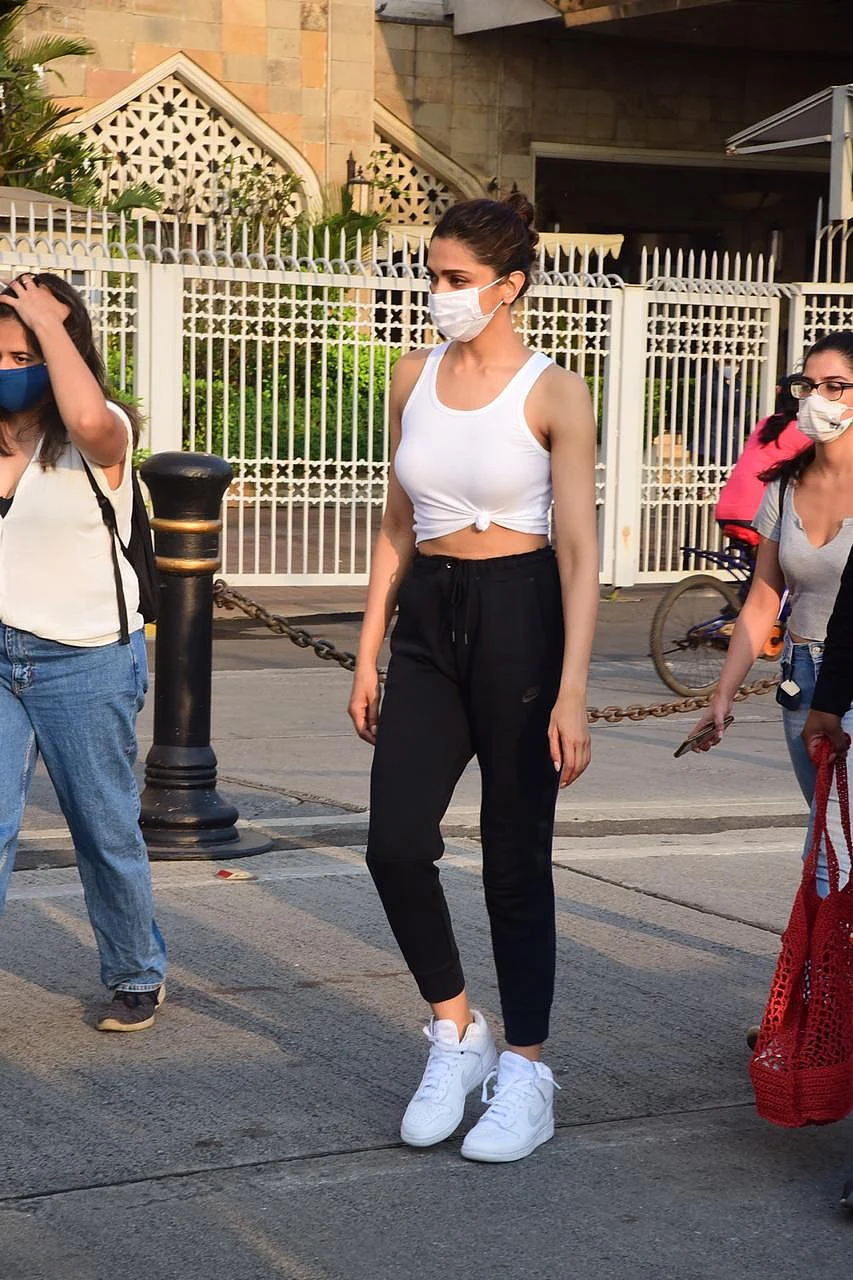 Watch: Doting husband Ranveer Singh sees off Deepika Padukone as she leaves for Alibaug with Sidhant Chaturvedi