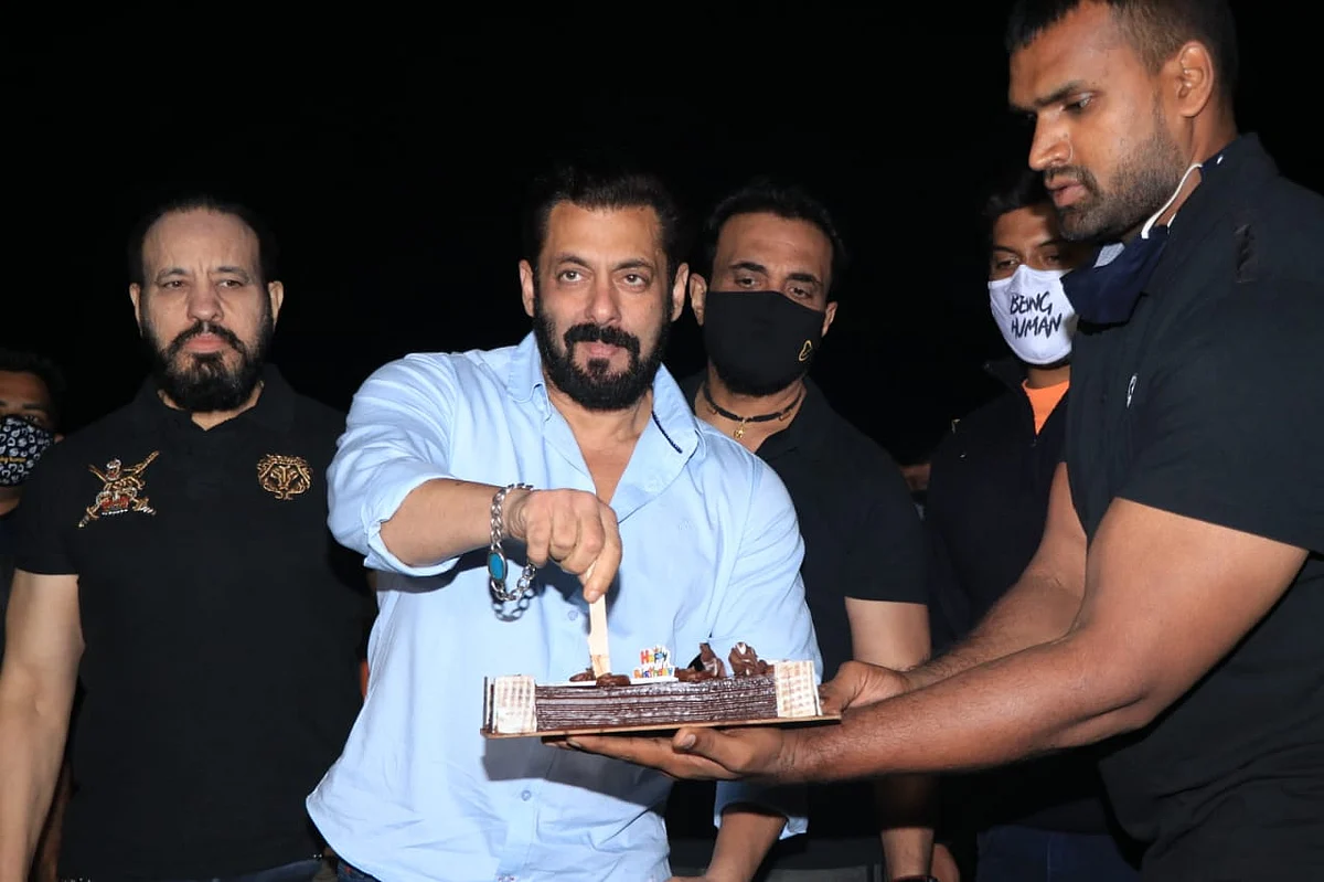 In Pics: Baba Siddique, Zeeshan Siddique, Sunil Grover and others attend Salman Khan's intimate birthday bash