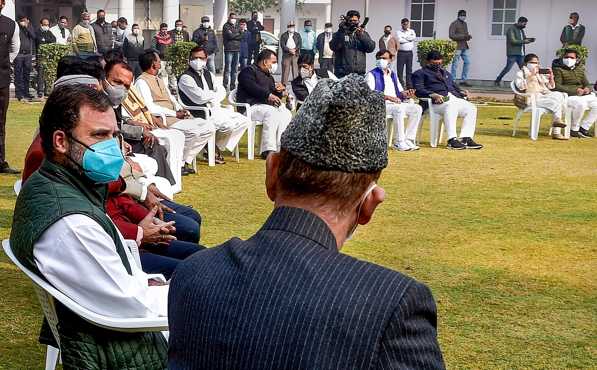 Congress leader Rahul Gandhi along with party leader Ghulam Nabi Azad and others during a meeting at AICC HQ before leaving for Rashtrapati Bhawan to meet President Ram Nath Kovind.
