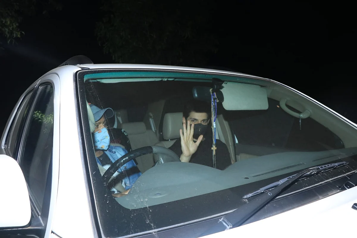 In Pics: Baba Siddique, Zeeshan Siddique, Sunil Grover and others attend Salman Khan's intimate birthday bash