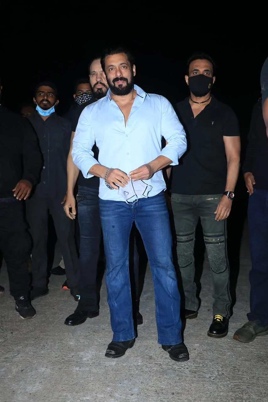 In Pics: Baba Siddique, Zeeshan Siddique, Sunil Grover and others attend Salman Khan's intimate birthday bash