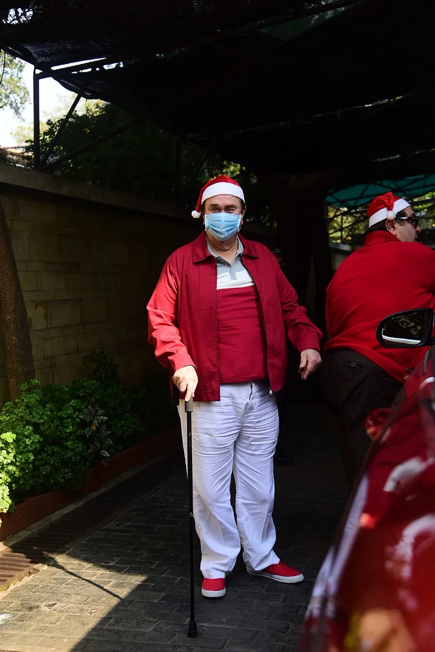 In Pics: Alia arrives at Kapoor family's Christmas brunch with beau Ranbir; Taimur twins with father Saif in white ensemble
