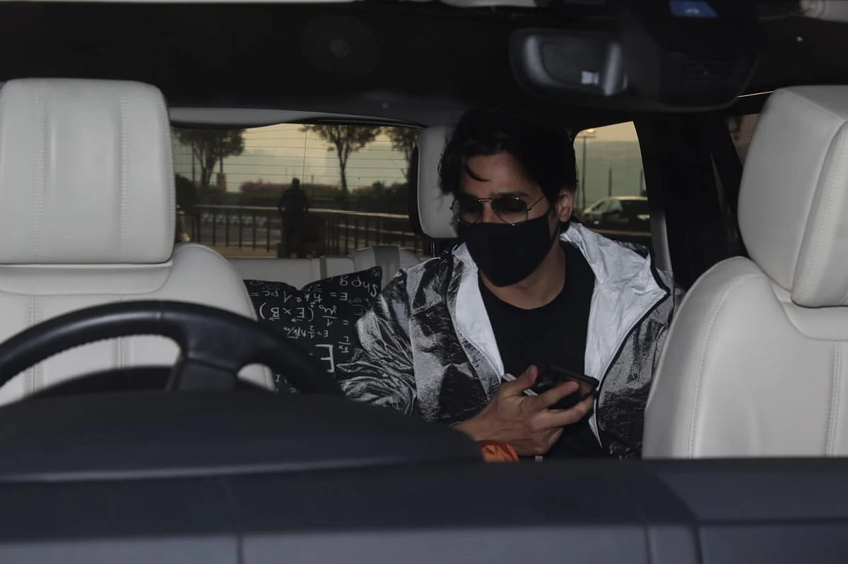 In Pics: Rumoured lovebirds Kiara Advani-Sidharth Malhotra jet-off to celebrate New Year 2021