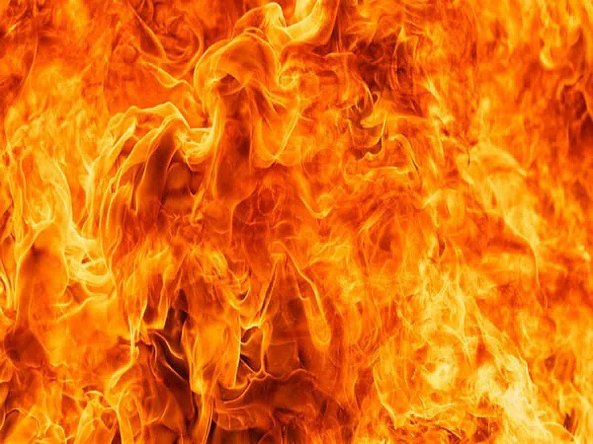 Agra's Tajganj police chowki torched after youth dies in road accident - Vimarsana News