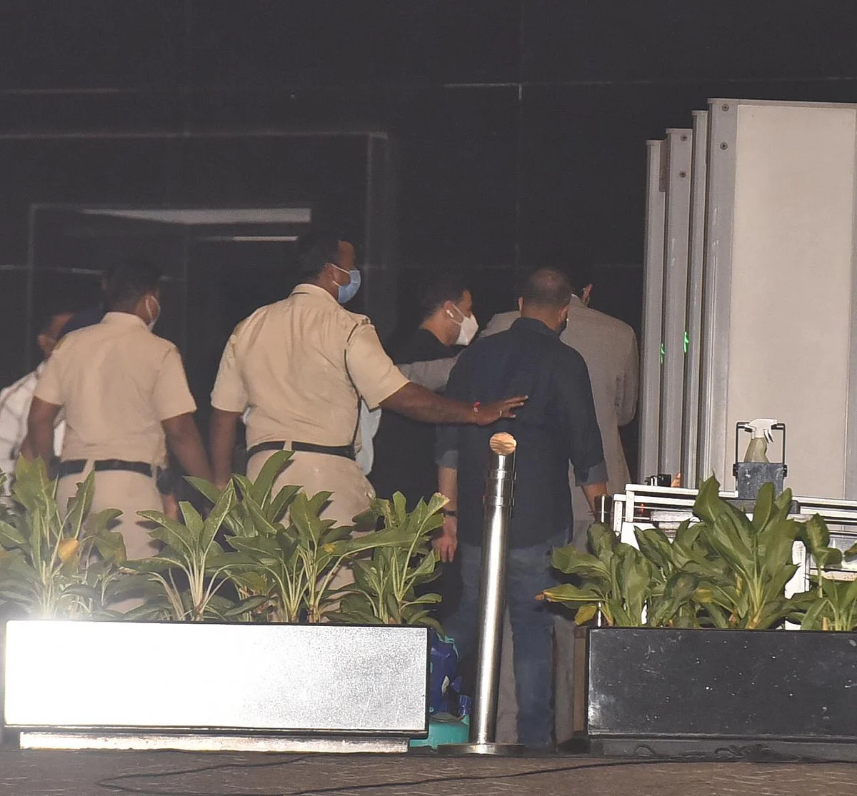 Mumbai: Akshay Kumar dines with UP CM Yogi Adityanath; watch video