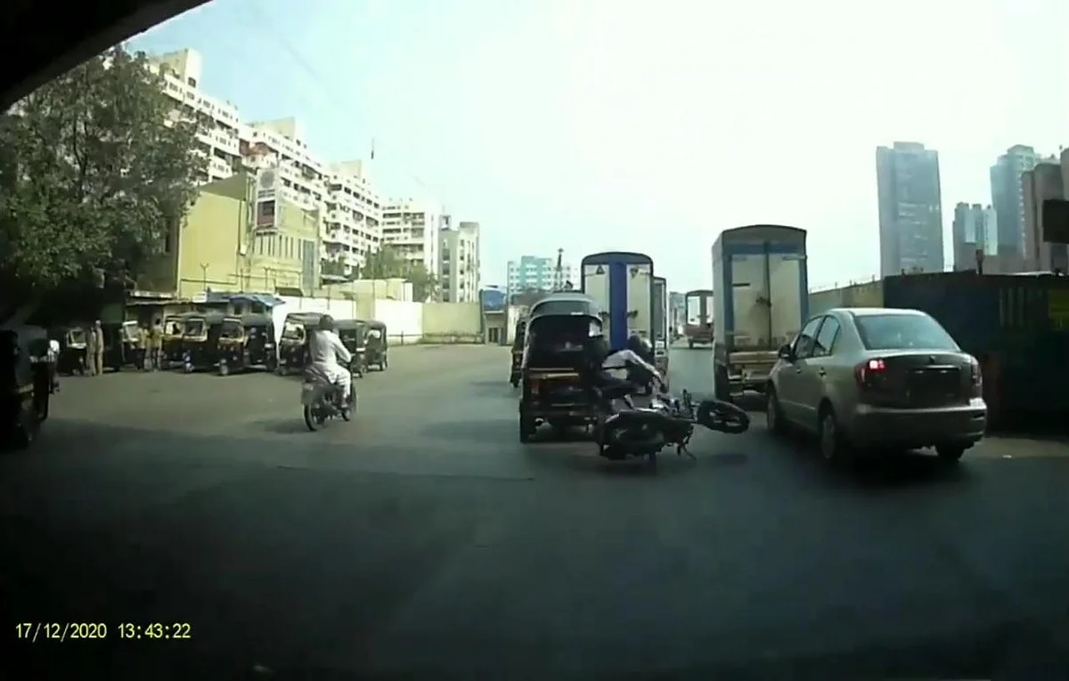 Mumbai: Auto driver charged with attempt to murder for intentionally dashing biker