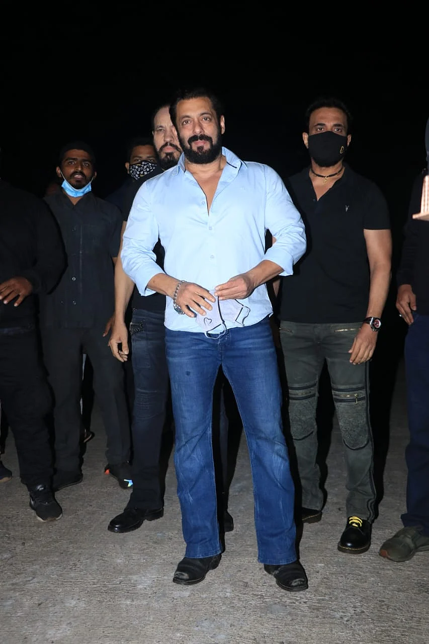 In Pics: Baba Siddique, Zeeshan Siddique, Sunil Grover and others attend Salman Khan's intimate birthday bash