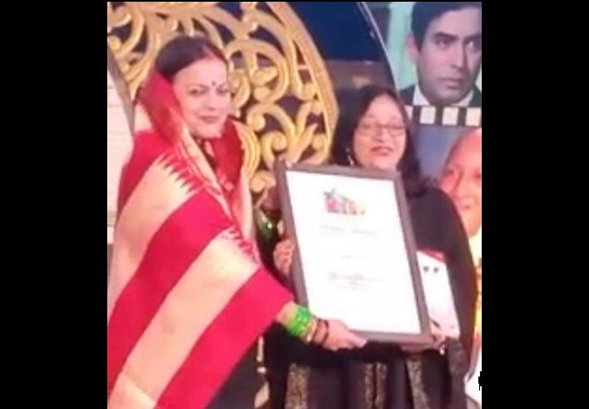 Bhopal: Sound healer Aarti Sinha feted for her special services in health at Khajuraho International Film Festival - Vimarsana News