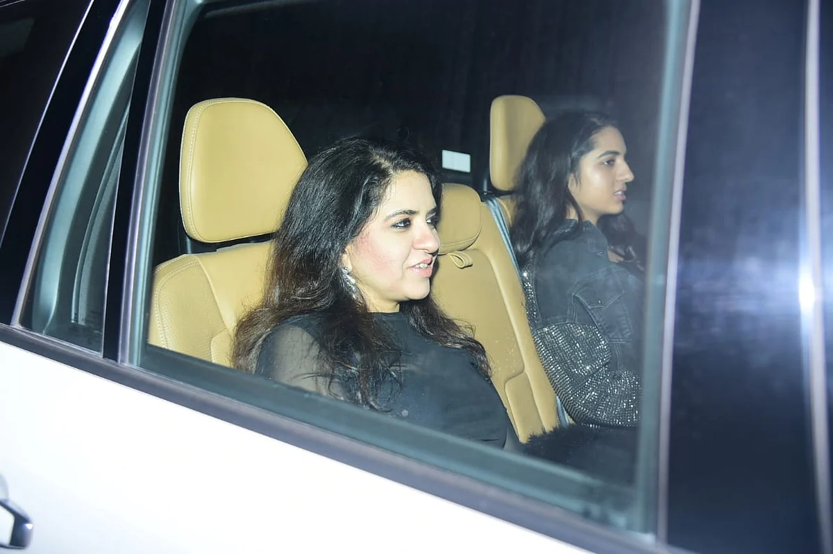 In Pics: Baba Siddique, Zeeshan Siddique, Sunil Grover and others attend Salman Khan's intimate birthday bash