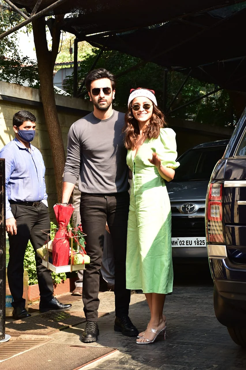 In Pics: Alia arrives at Kapoor family's Christmas brunch with beau Ranbir; Taimur twins with father Saif in white ensemble