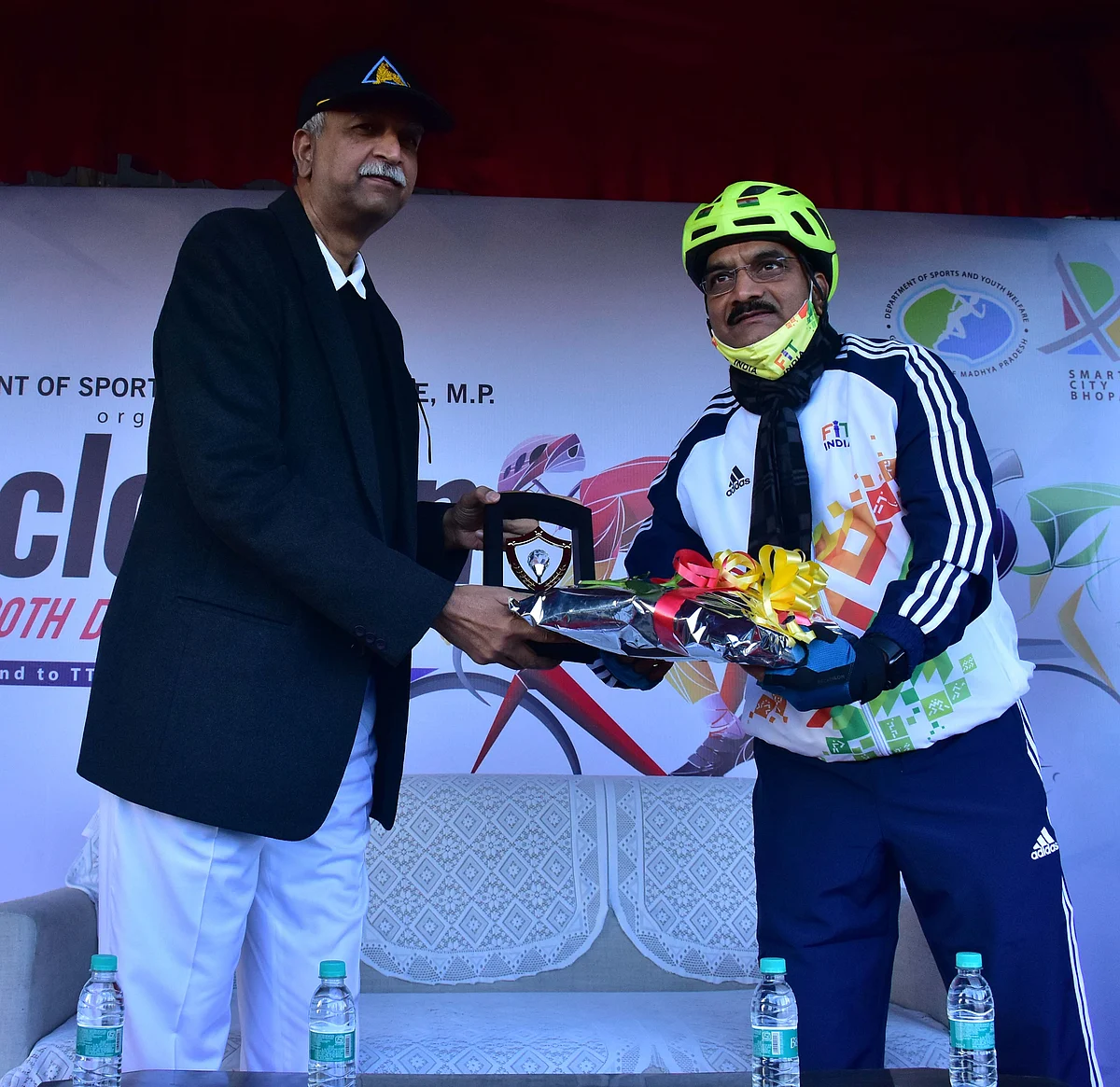 DGP Vivek Johri distributes prizes to participants of Cyclothon organised on Sunday by BMC under the ‘Fit India’ programme.