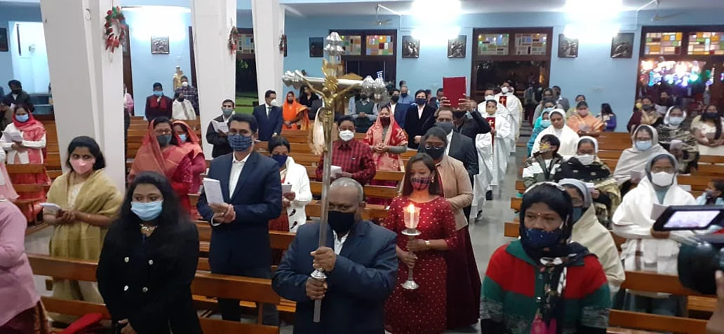 No midnight mass at churches amid pandemic, Indore families take Christmas celebrations home