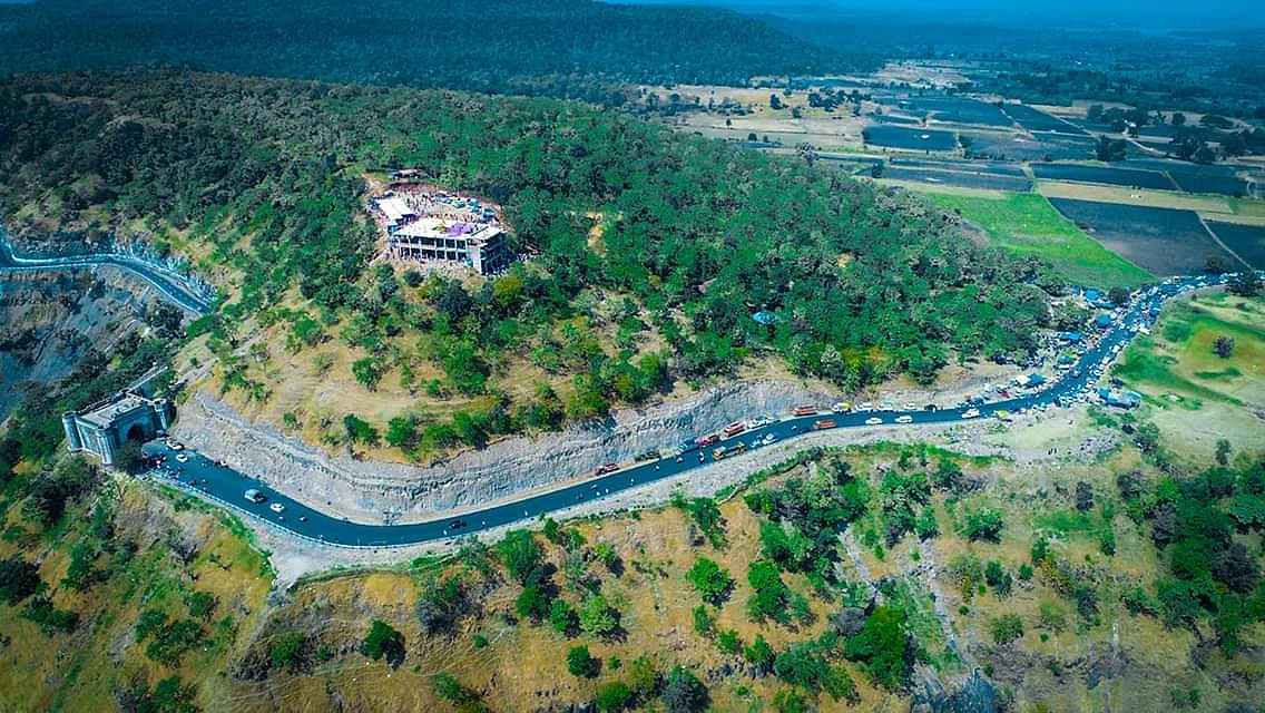 Meandering road along Jaam Gate