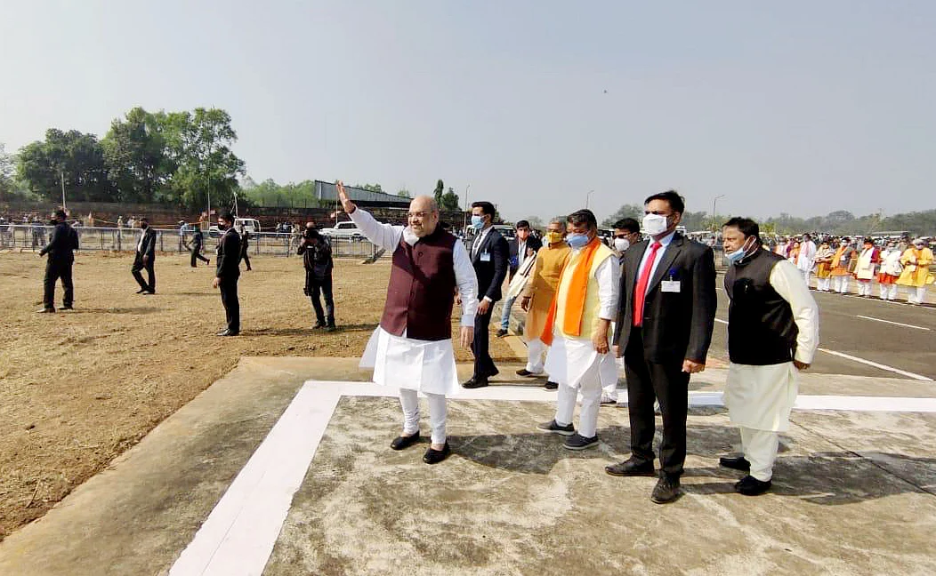 Union Home Minister Amit Shah waves to supporters as he arrived in Midnapore on Saturday.