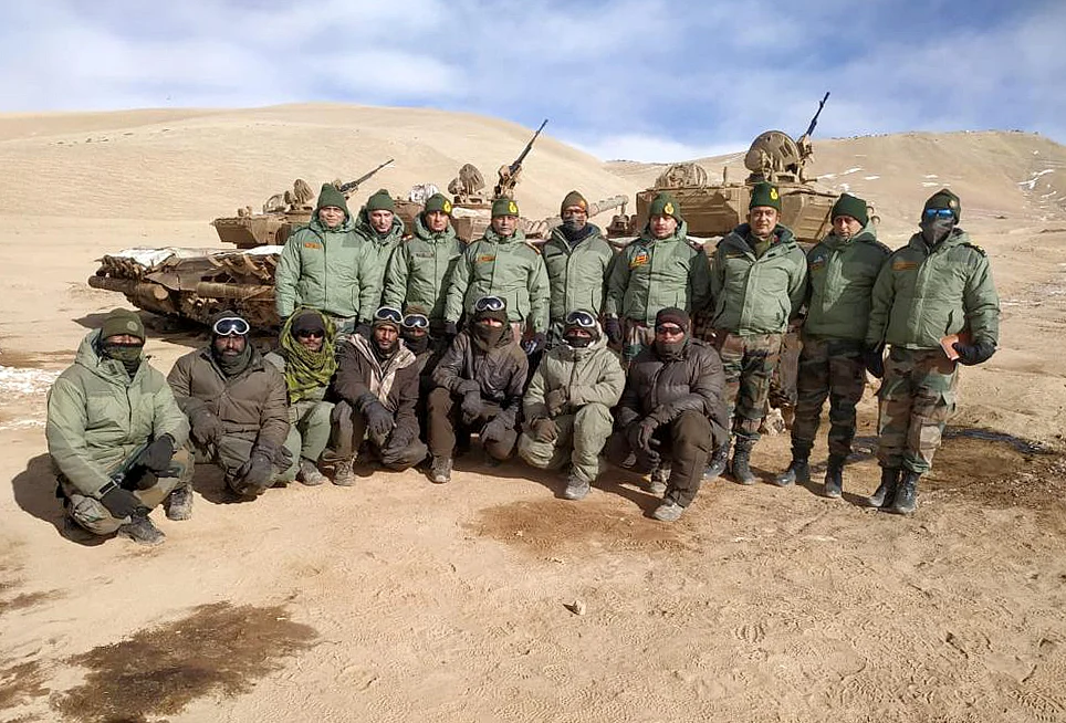 Army chief Gen Naravane visits forward posts in eastern Ladakh; reviews situation amid India-China standoff