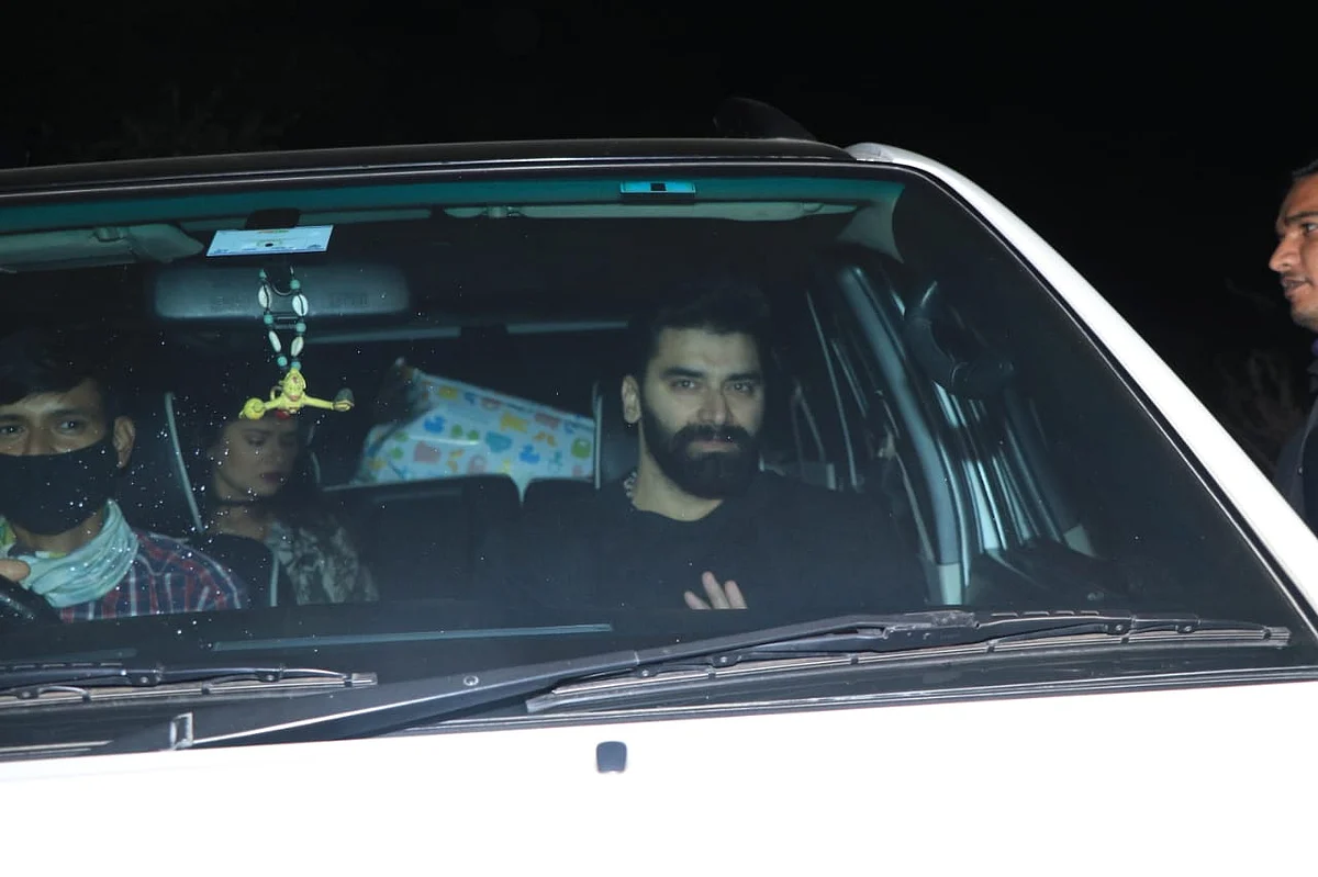In Pics: Baba Siddique, Zeeshan Siddique, Sunil Grover and others attend Salman Khan's intimate birthday bash
