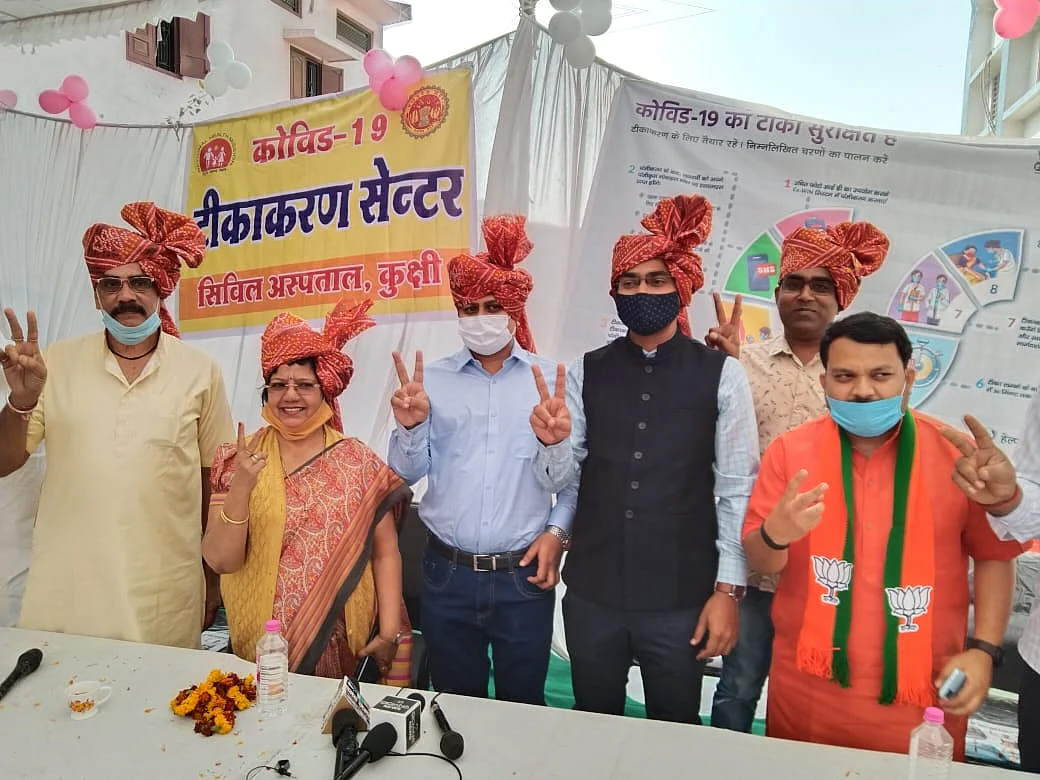 Vaccination begins at Kukshi village of Dhar district on Monday