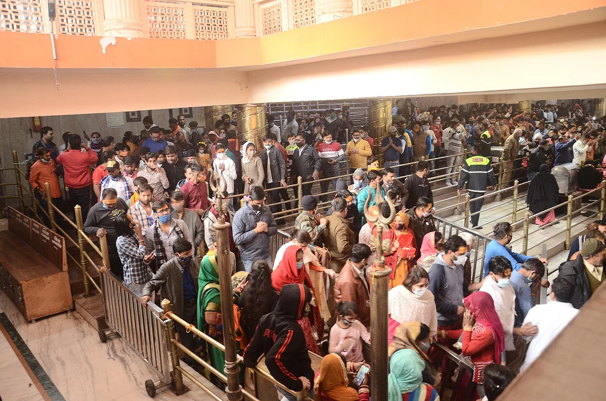 Devotees throng Nandi Hall to catch a glimpse of Lord Mahakaleshwar