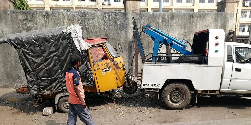 Navi Mumbai: NMMC removes abandoned vehicles, banners and hoardings from city roads