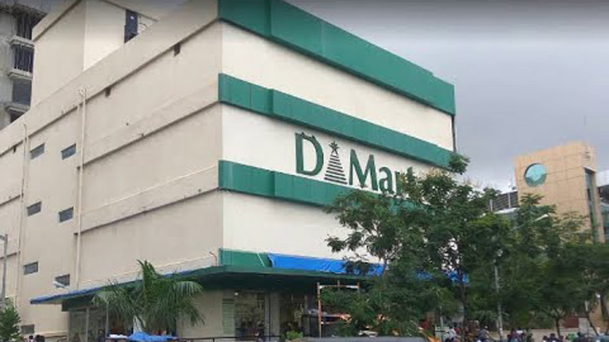 Mira Bhayandar: 13 people, including senior citizen and two toddlers, rescued from stuck elevator in supermarket