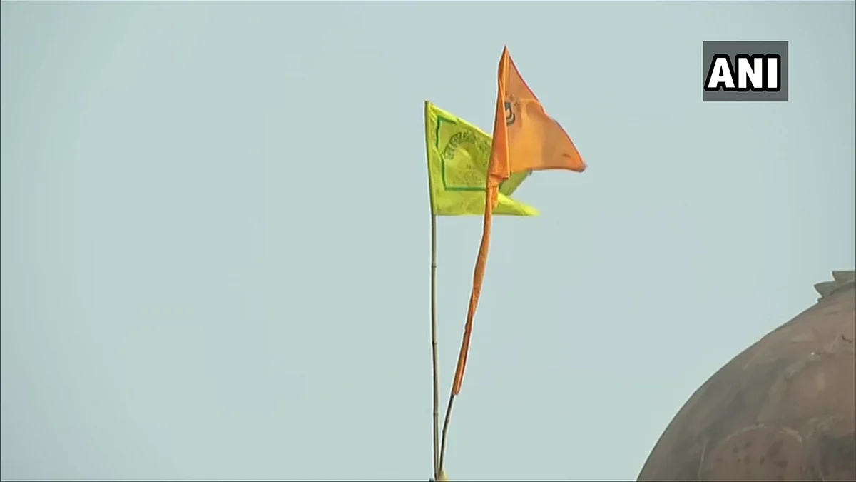 In Pics: Protesting farmers breach Red Fort, put up union flag, 'Nishan Sahib' at lower rampant
