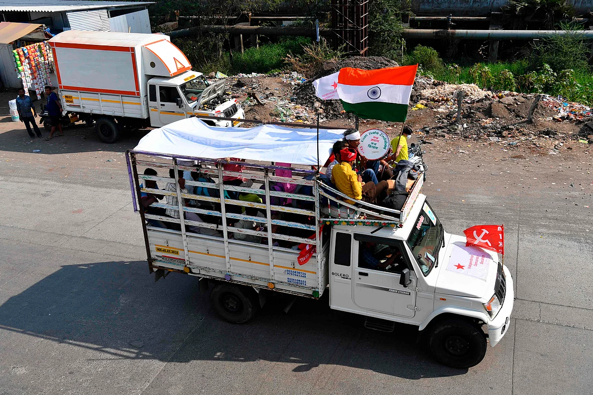 Farmers in vehicles cross a state highway during a rally to Mumbai in support of the ongoing farmers protest against the central governments recent agricultural reformson, at Bhiwandi in the Thane district of Maharashtra on January 24, 2021.