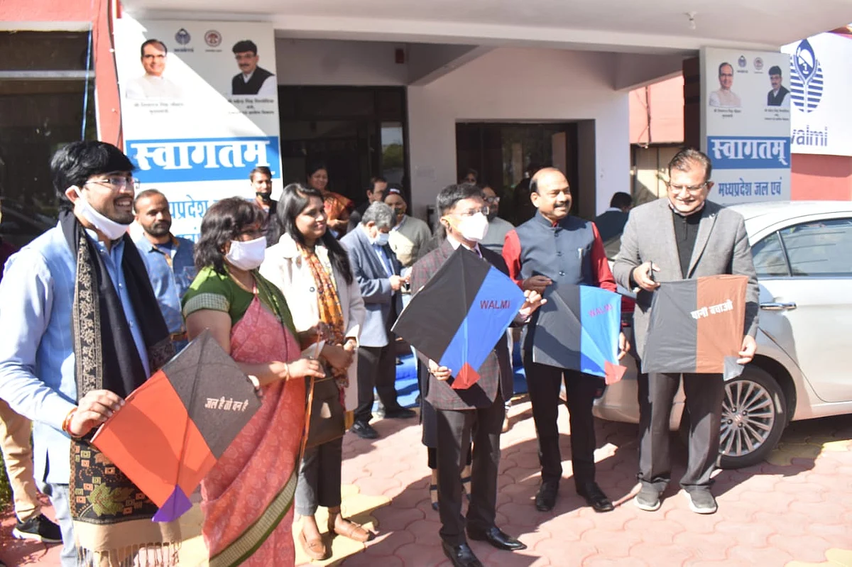 Additional chief secretary Manoj Shrivastava (centre) at kite flying contert