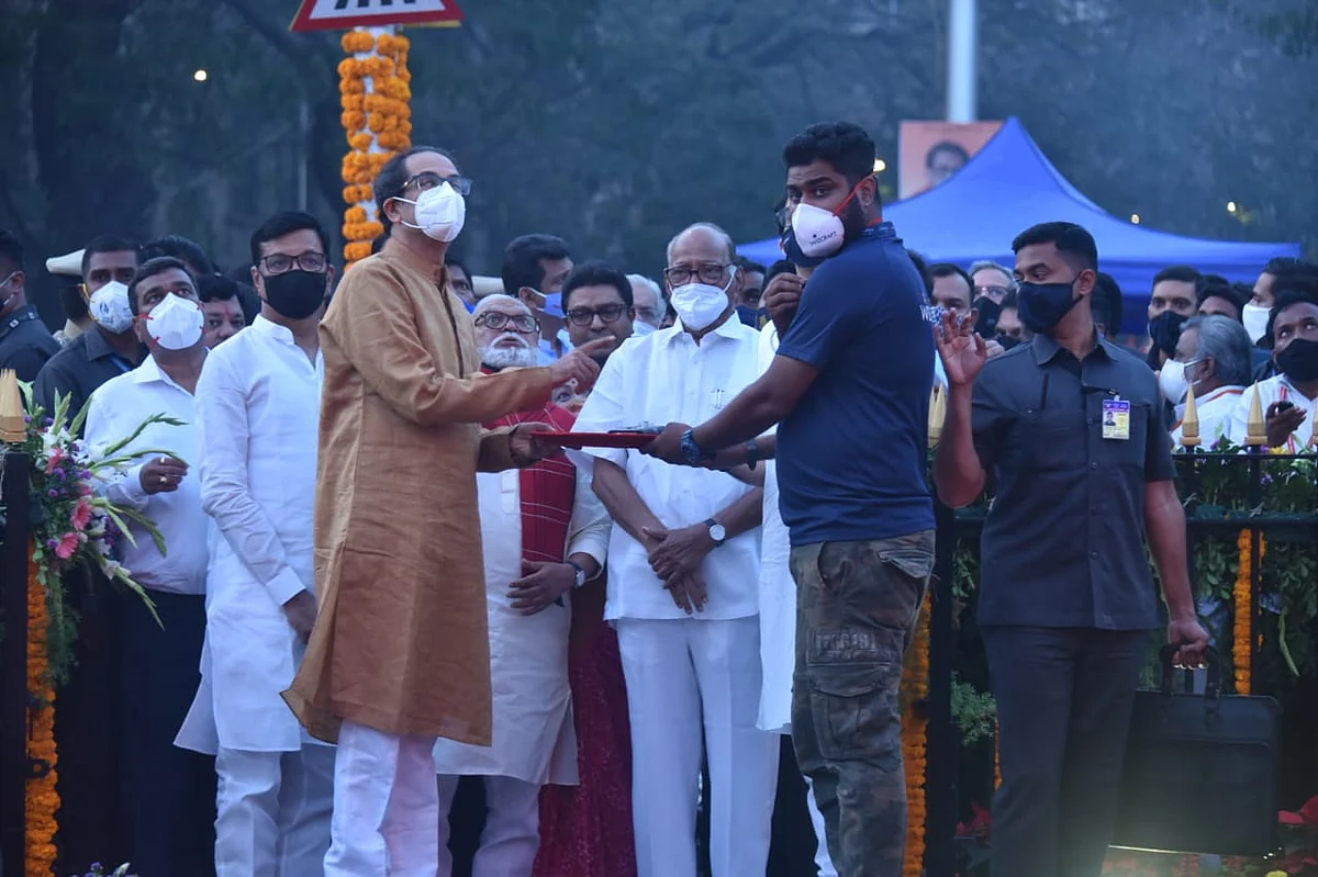 Watch: Shiv Sena supremo Balasaheb Thackeray's statue unveiled in Mumbai